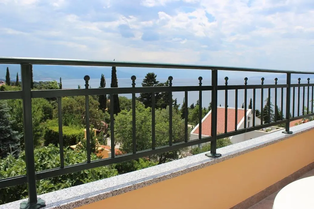 Blaz 2 - Apartment For 3 Persons, 150 M From The Beach Novi Vinodolski