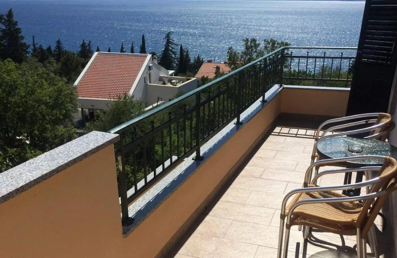 Blaz 2 - Apartment For 3 Persons, 150 M From The Beach Novi Vinodolski