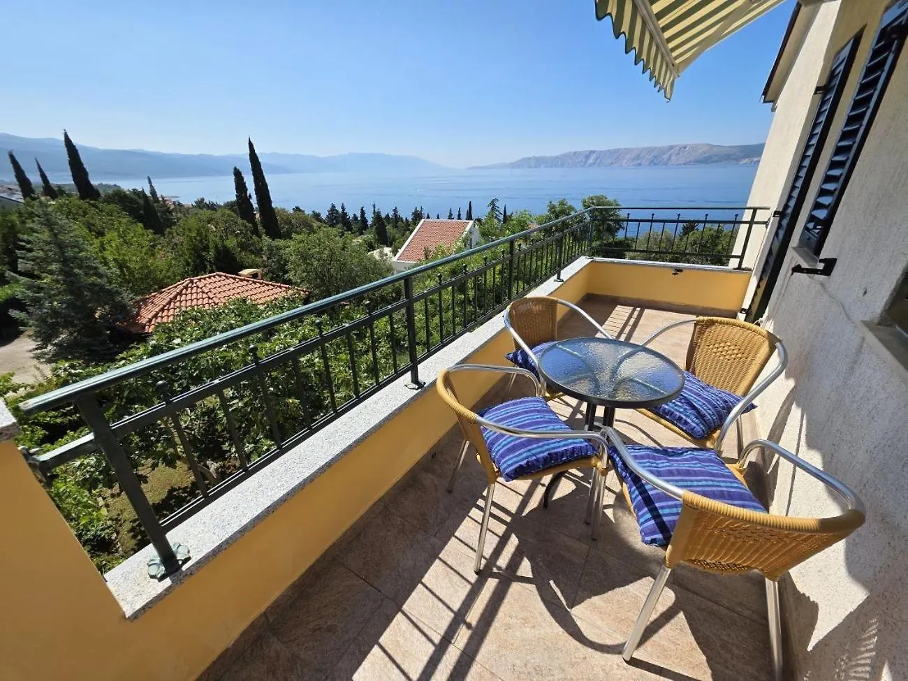Blaz 2 - Apartment For 3 Persons, 150 M From The Beach Novi Vinodolski